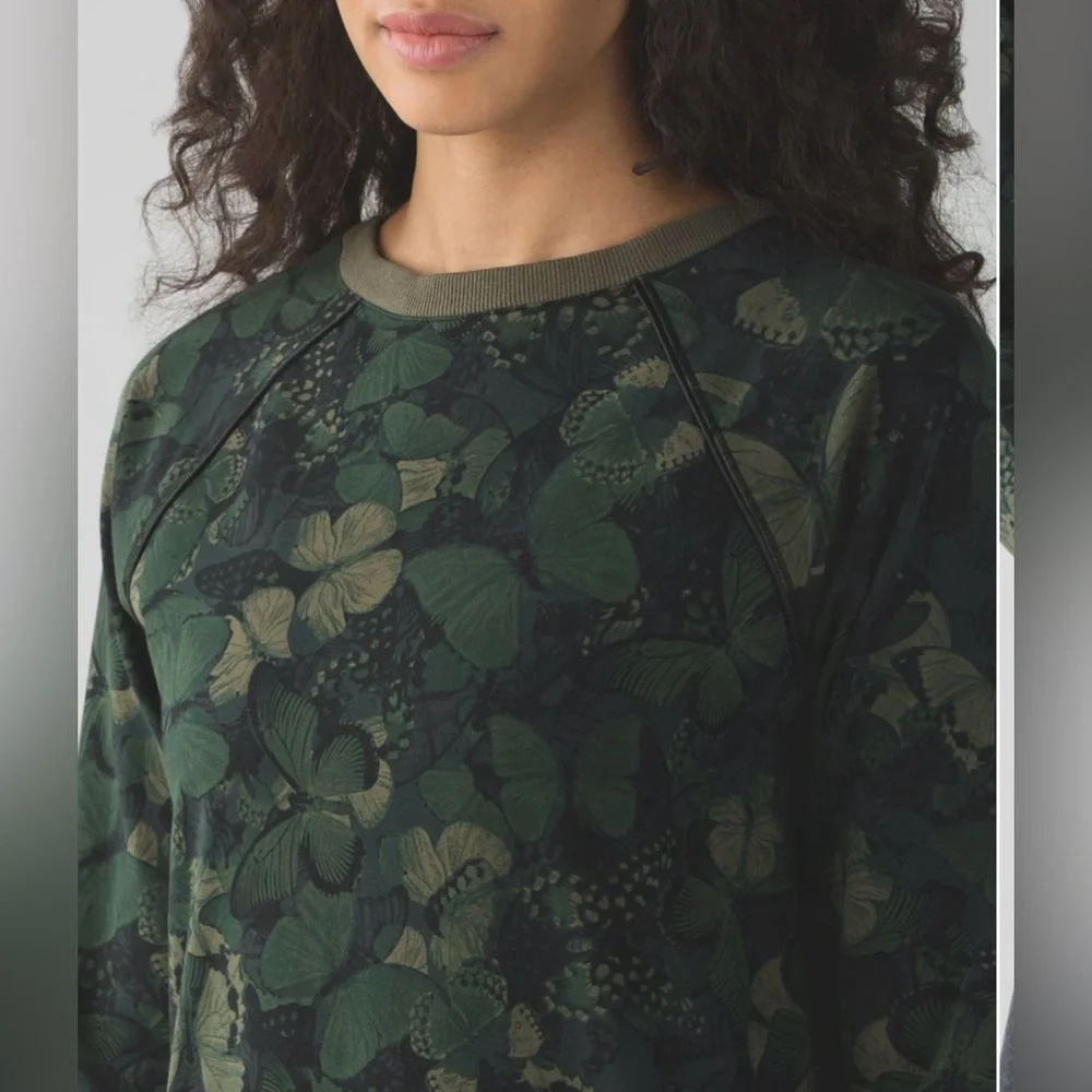 Lululemon- Crew Love Pullover- Style W3L47S- Small- Like new!!‎